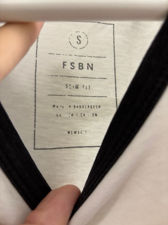 Camiseta blanca con mangas negras