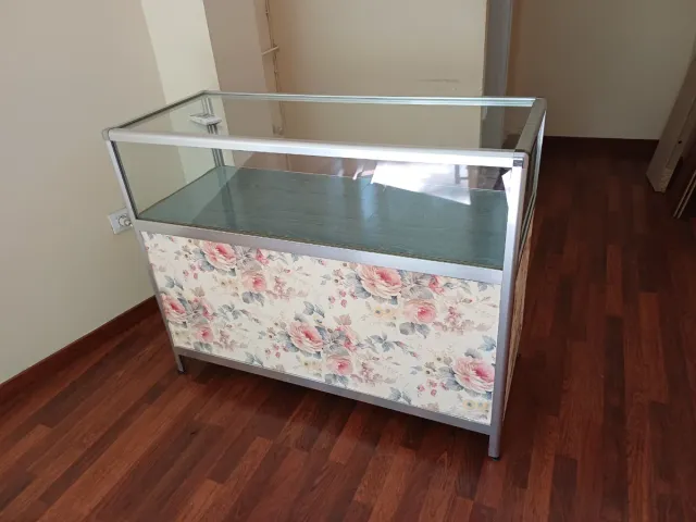 Mostrador tienda cristal y metal floral