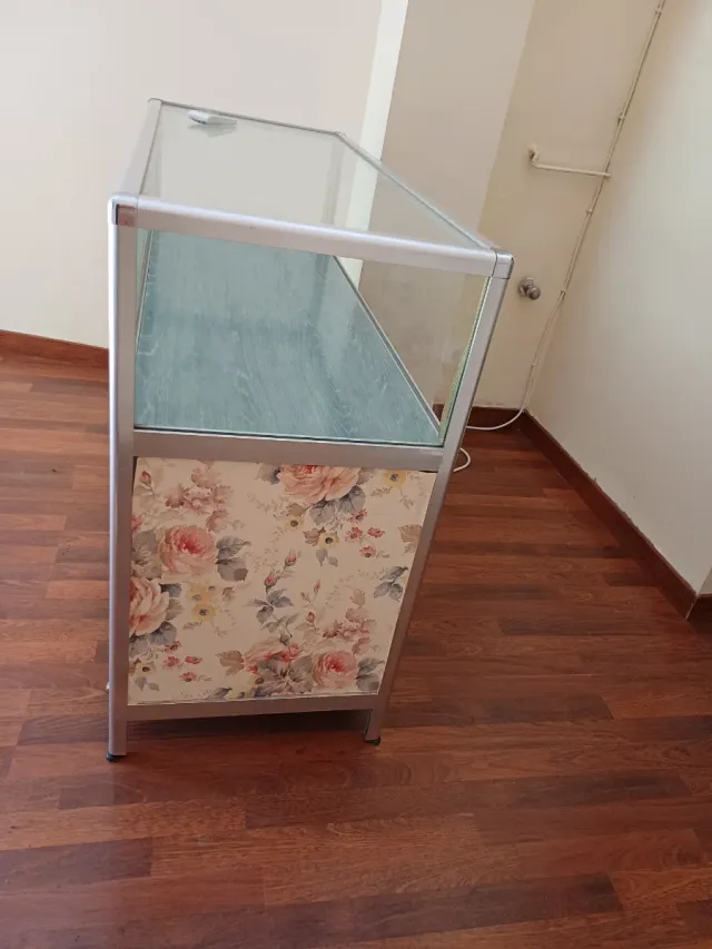 Mostrador tienda cristal y metal floral