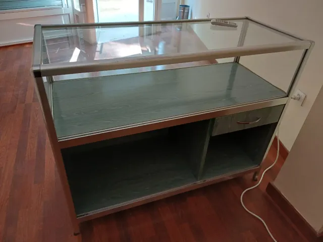 Mostrador tienda cristal y metal floral