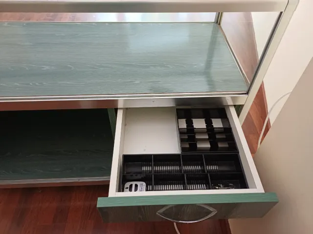 Mostrador tienda cristal y metal floral