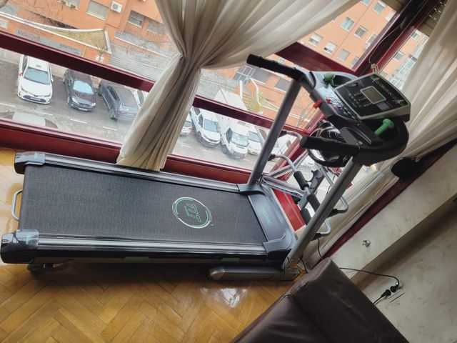 Cinta de correr Cecotec con cinturón