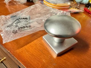 Pomo y mirilla para puerta exterior