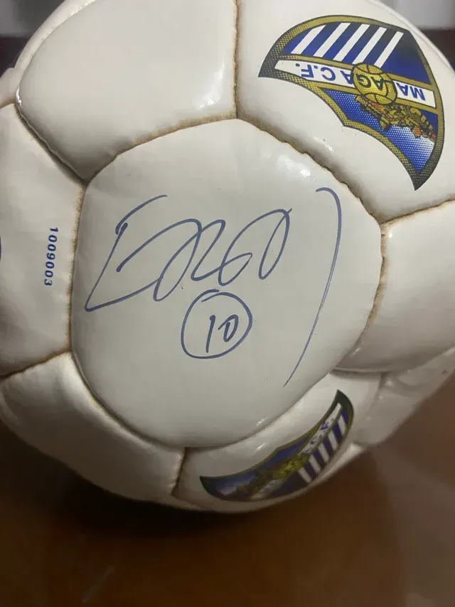 Bola de futebol do Málaga CF assinada