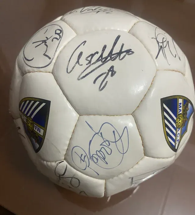 Bola de futebol do Málaga CF assinada