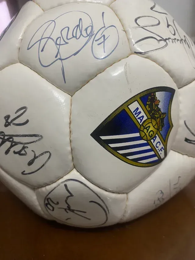 Bola de futebol do Málaga CF assinada