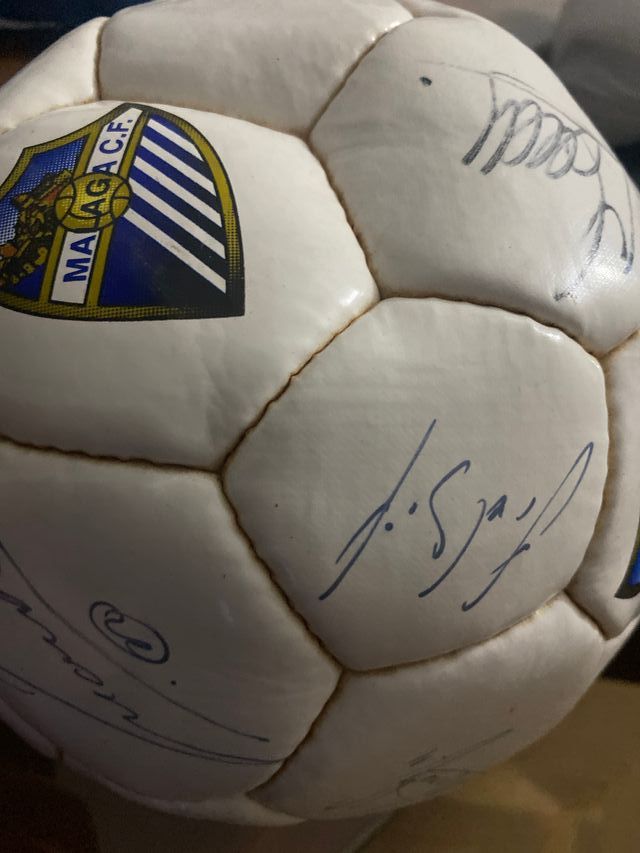 Bola de futebol do Málaga CF assinada