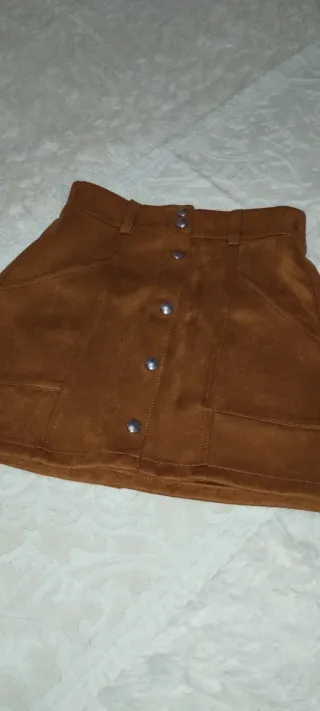 Falda Bershka efecto ante botones