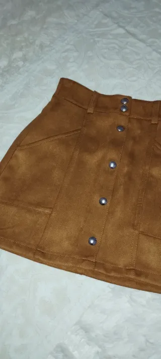 Falda Bershka efecto ante botones