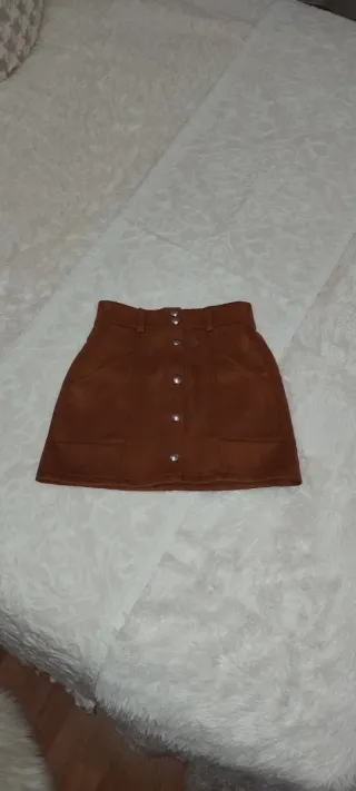 Falda Bershka efecto ante botones