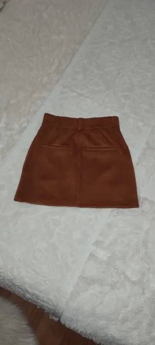 Falda Bershka efecto ante botones