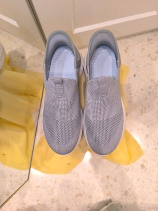 Zapatillas de andar grises y blancas