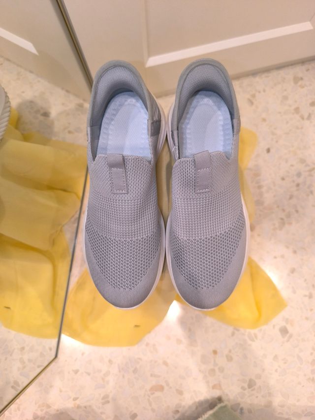 Zapatillas de andar grises y blancas