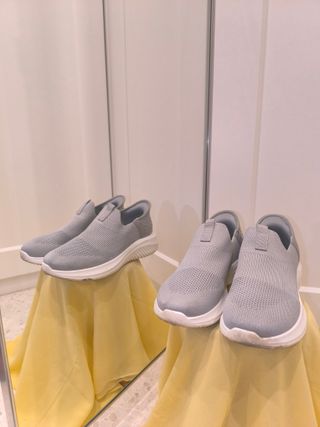 Zapatillas de andar grises y blancas