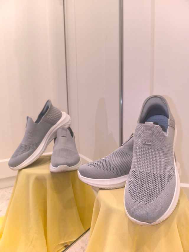 Zapatillas de andar grises y blancas
