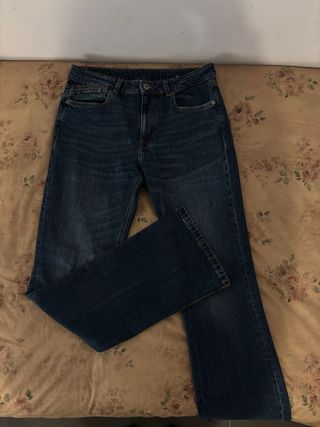 Pantalón vaquero campana Zara azul