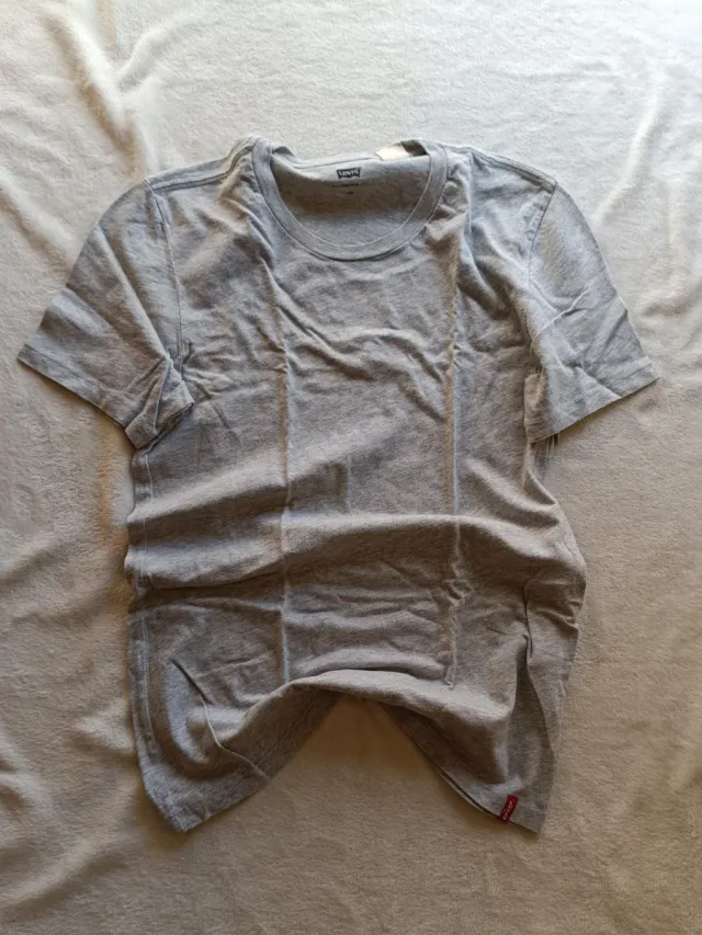 Classic Levi's Gray T-Shirt - Casual Style