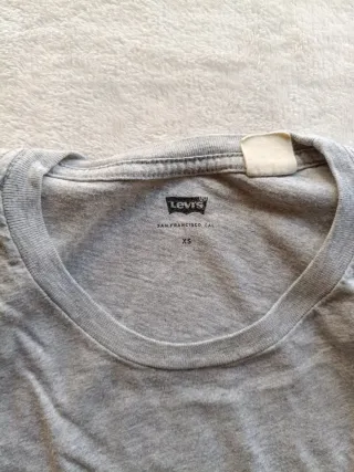 Classic Levi's Gray T-Shirt - Casual Style