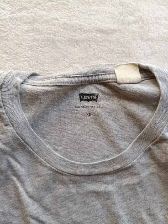Classic Levi's Gray T-Shirt - Casual Style