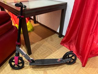 Patinete plegable gris y rosa