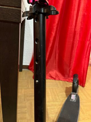 Patinete plegable gris y rosa