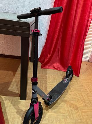 Patinete plegable gris y rosa