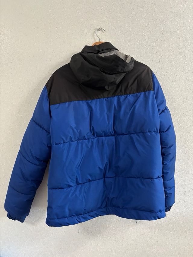 Abrigo Pull&Bear azul y negro