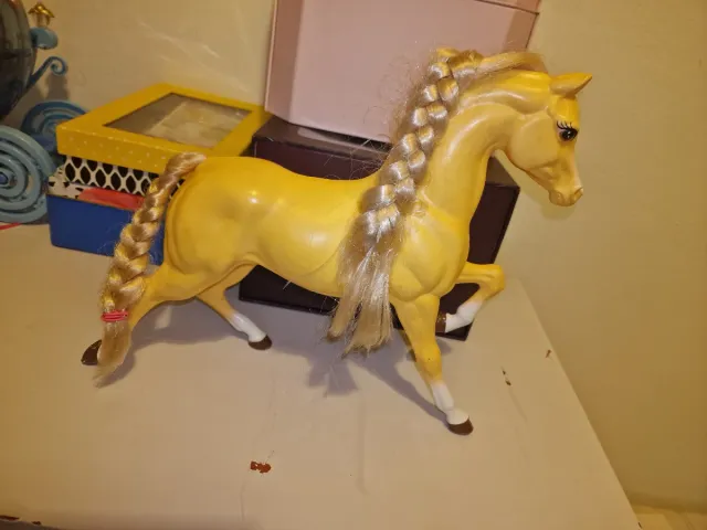 Caballo Barbie Amarillo con Trenza Trae su montura