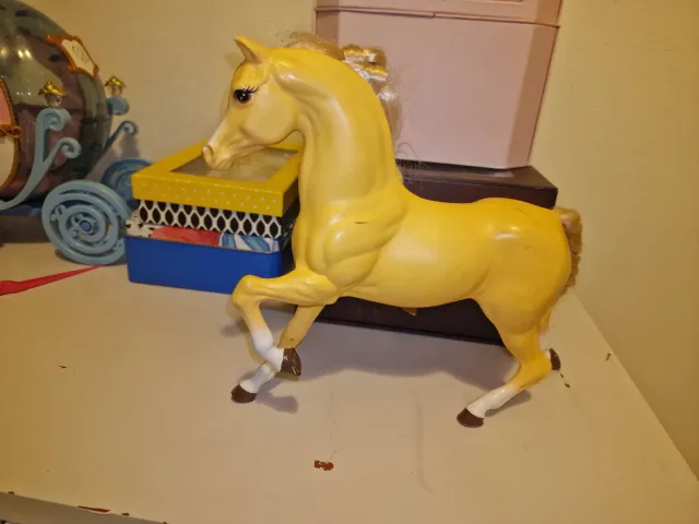 Caballo Barbie Amarillo con Trenza Trae su montura