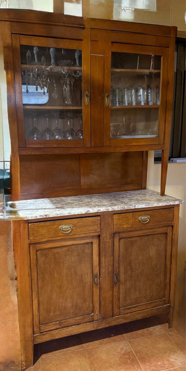 Alacena antigua de madera con mármol
