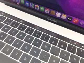 portatil apple apple macbook pro core i7 2.6 15 touchbar (2016) (a1707)