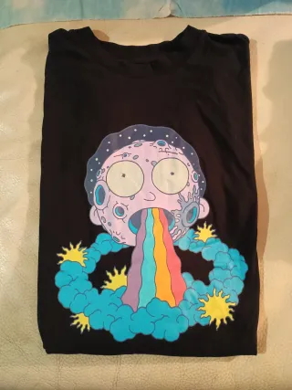 Camiseta Bershka Negra con Diseño Multicolor