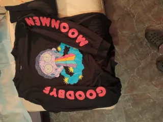 Camiseta Bershka Negra con Diseño Multicolor