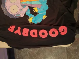 Camiseta Bershka Negra con Diseño Multicolor