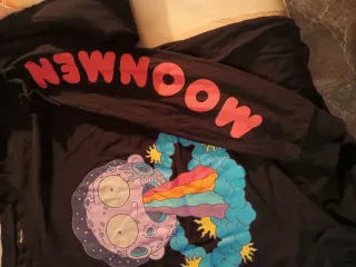 Camiseta Bershka Negra con Diseño Multicolor