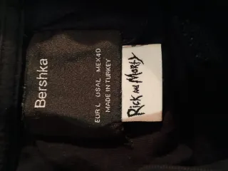 Camiseta Bershka Negra con Diseño Multicolor