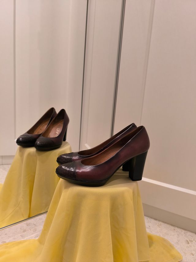 Zapatos de piel burdeos con puntera de serpiente