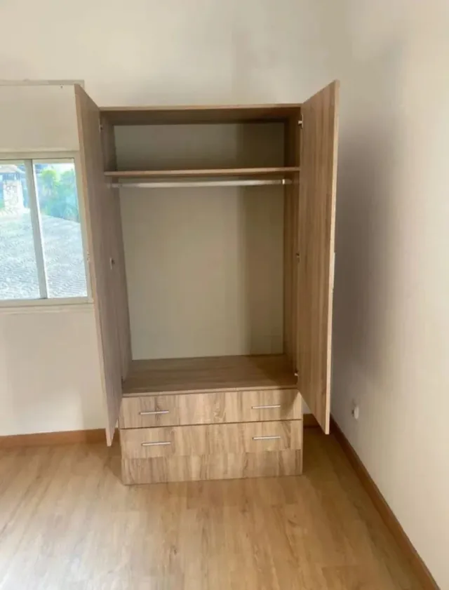 Armarios de madera con cajones