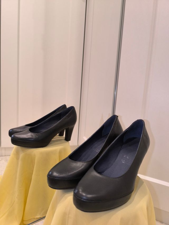 Zapatos de salón negros de piel