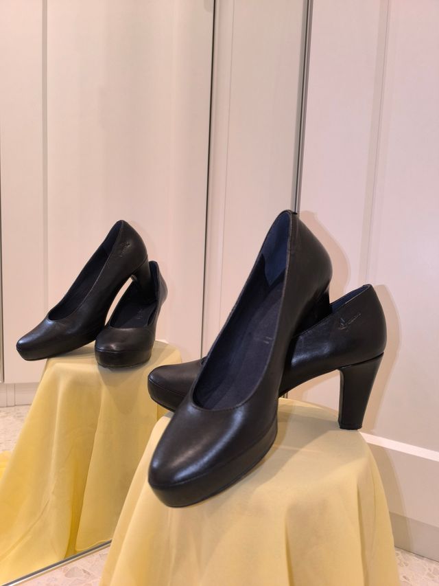 Zapatos de salón negros de piel