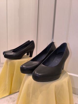 Zapatos de salón negros de piel