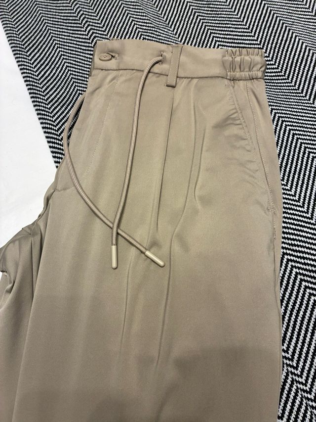 Pantalón tipo jogger beige