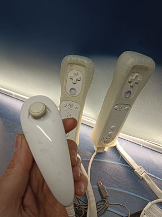 consola Wii + 2 mandos ( tv no incluida en la venta)