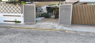 Puerta doble hoja de hierro 2,30x1,86m