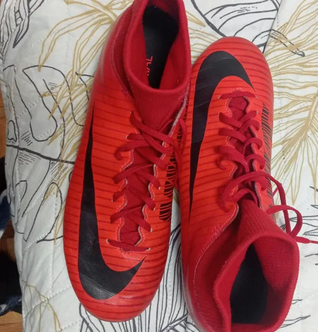 Botas de fútbol Nike rojas y negras