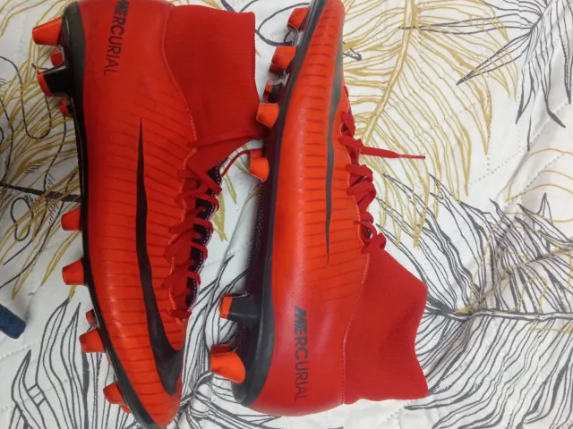 Botas de fútbol Nike rojas y negras