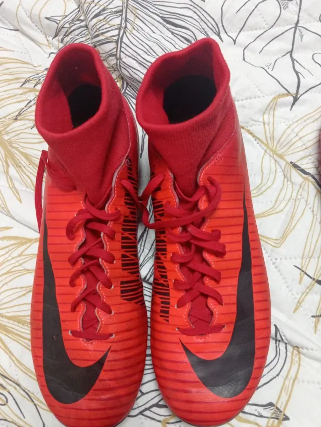 Botas de fútbol Nike rojas y negras