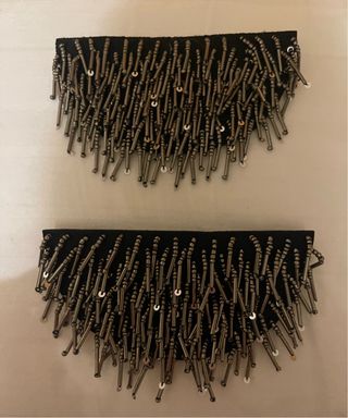 Broches con abalorios plateados y negros