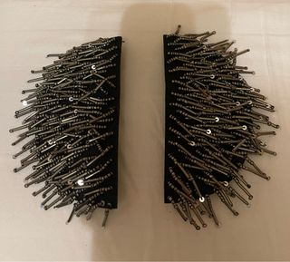 Broches con abalorios plateados y negros