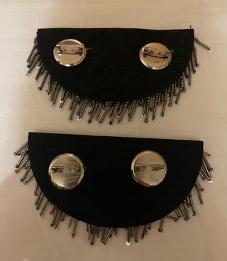 Broches con abalorios plateados y negros